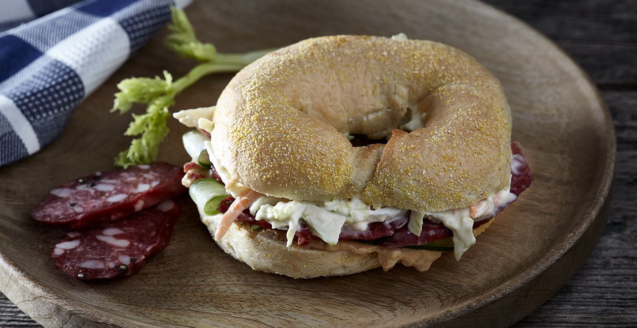 Bagel με Αρωματικό Dressing Μουστάρδας, Σαλάμι Λευκάδος και Φλέικς Γραβιέρας