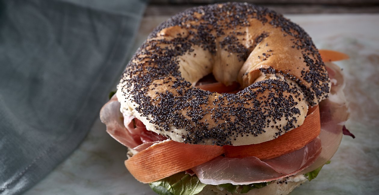 Bagel με Προσούτο Ευρυτανίας, Μανούρι και Dressing Βασιλικού