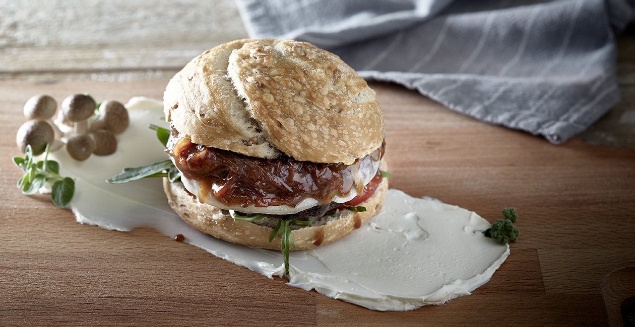 Burger Μελιτζάνας με Καραμελωμένα Κρεμμύδια Αρωματισμένα με Μπύρα και Σάλτσα Σόγιας