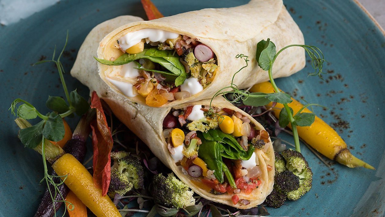 Burrito με κόκκινο ρύζι, μαύρα φασόλια σε dressing Hellmann's Vegan με αβοκάντο
