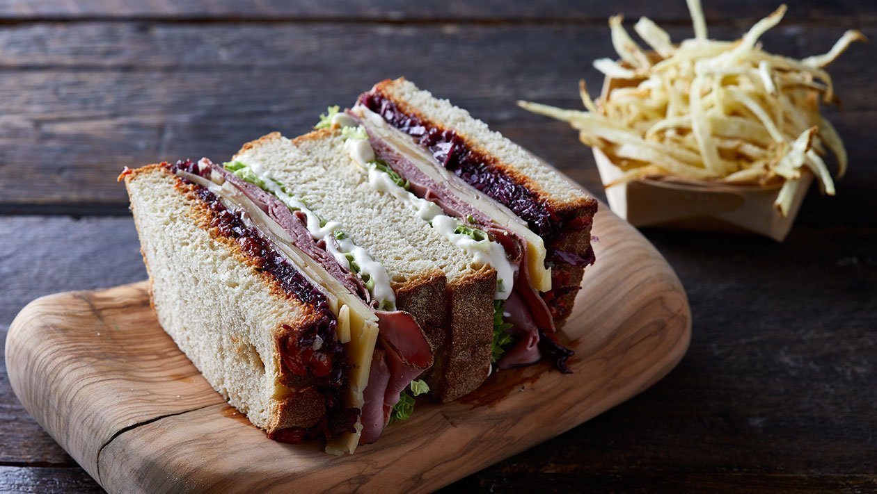 Sandwich με Παστράμι και Street Μαγιονέζα